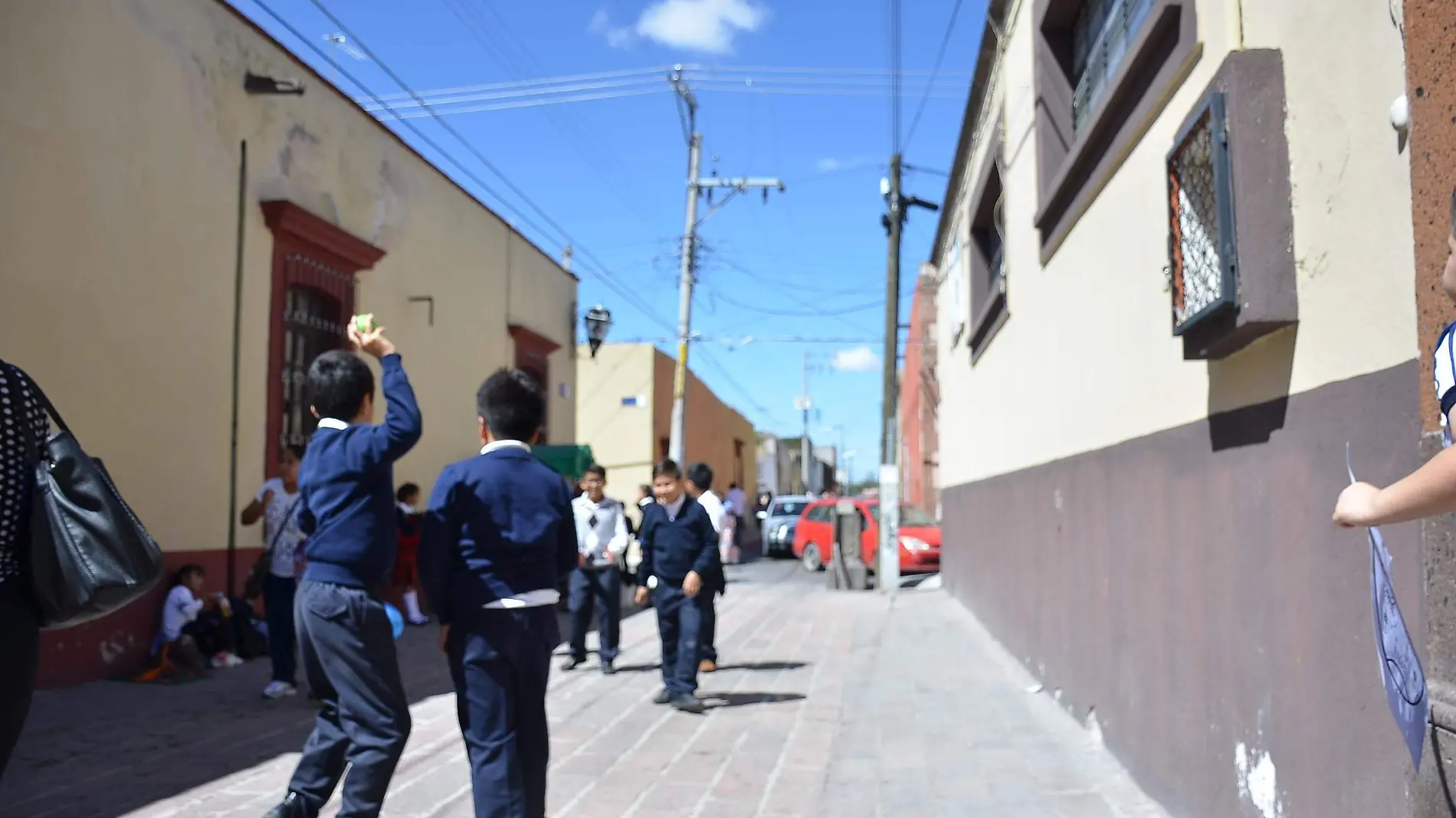 A medida de las posibilidades de los docentes, se encuentran apoyando a los estudiantes